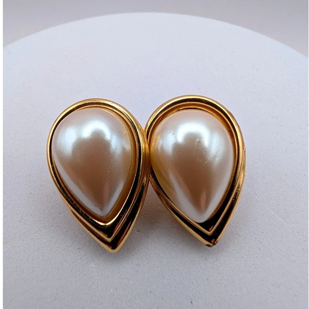 Vintage Monet Gold Tone Teardrop Faux Pearl Clip On Earrings 3805
